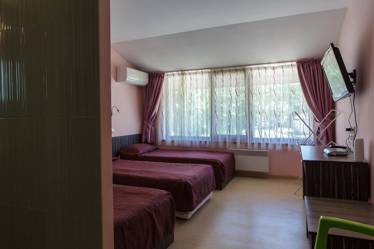 Family Hotel Kipra Exterior photo